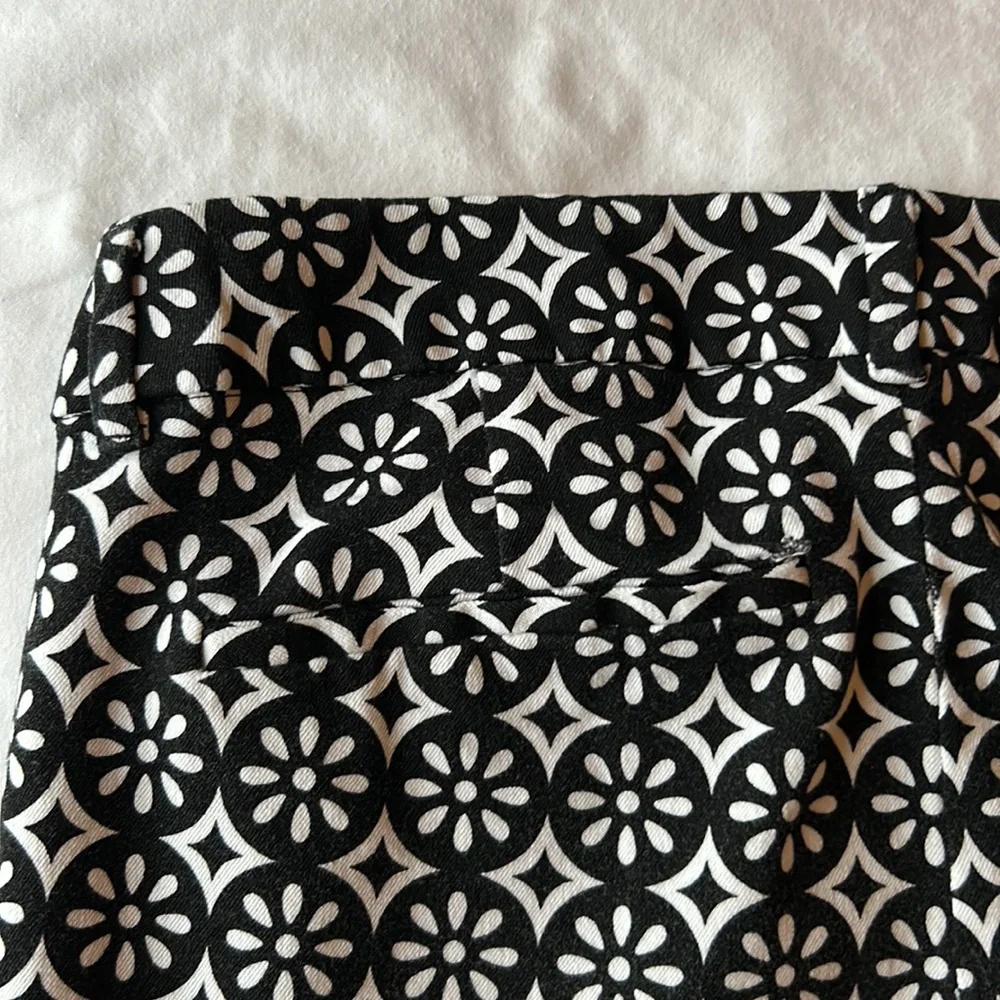 Old Navy Diva Stretch Floral Black & White Pants Ankle Cropped Size 4